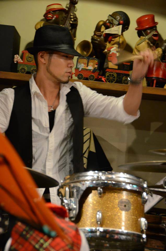 Mune Hiramatsu is a drummer and a percussionist (ドラマーそしてパーカッショニストである平松宗士の紹介写真)